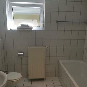 Studio met een King Size Bed in een Bijgebouw